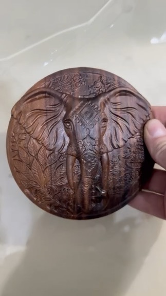 Медальон Слон из Американского Ореха