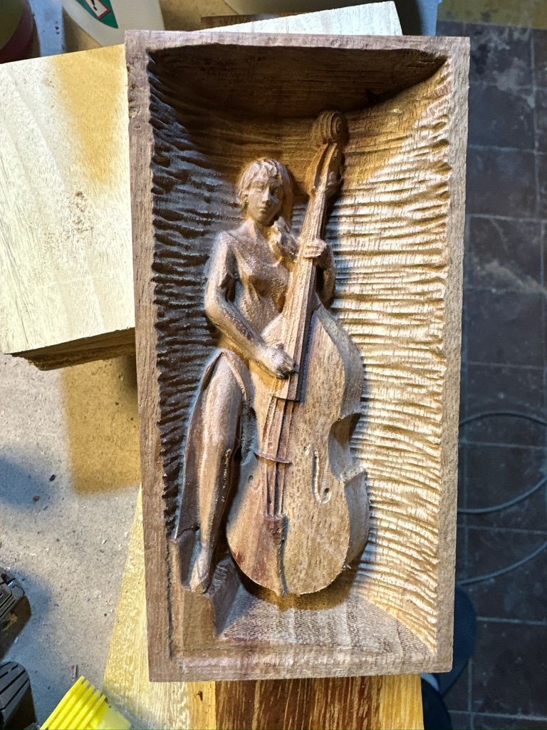 Девушка с контрабасом из заболони Железного дерева