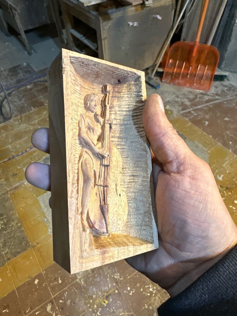 Девушка с контрабасом из заболони Железного дерева