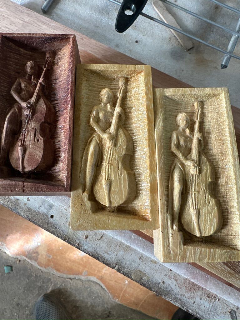 Девушка с контрабасом из заболони Железного дерева