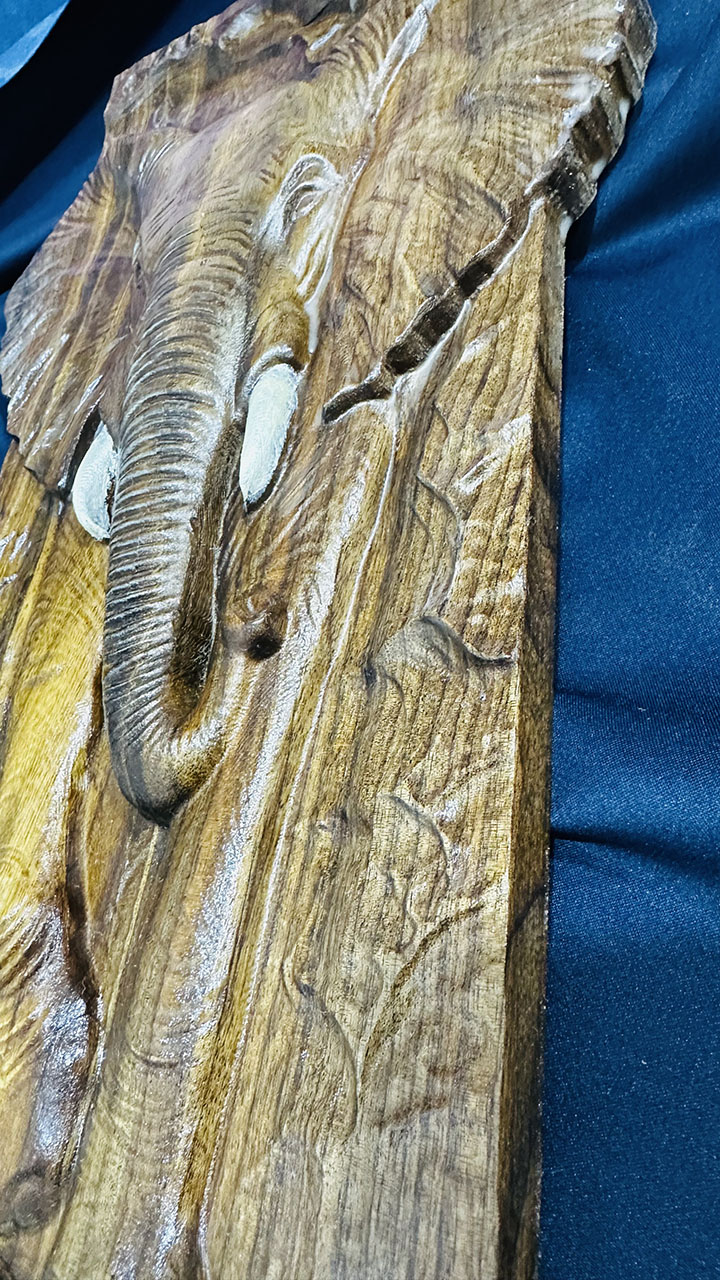 Панно "Идущий слон" из Грецкого Ореха