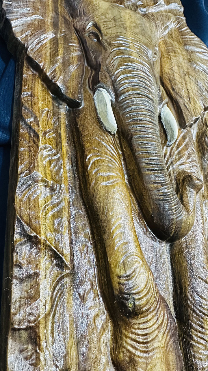 Панно "Идущий слон" из Грецкого Ореха