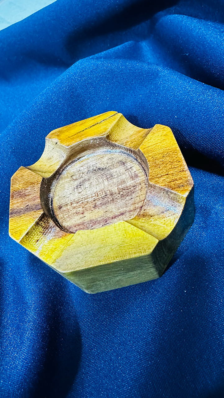 Индивидуальная пепельница из Железного дерева